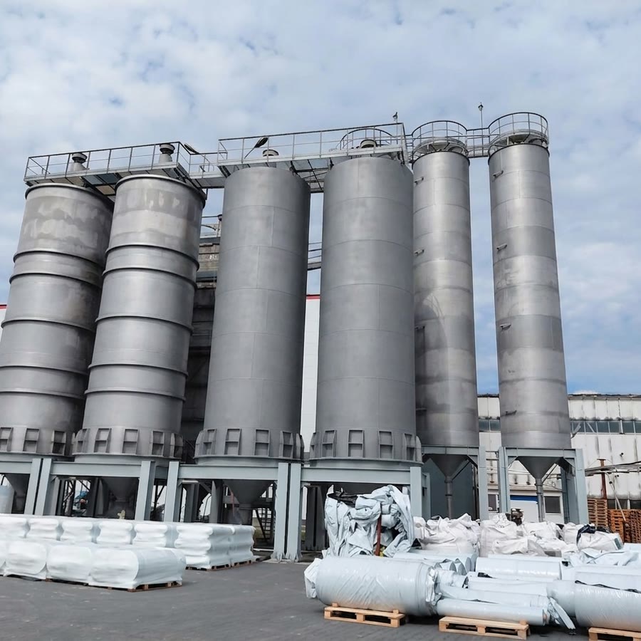 Silosy magazynowe surowca przy hali produkcyjnej w Bieruniu